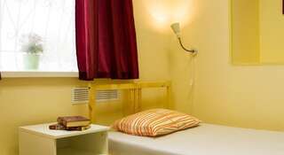 Гостиница Yum-Yum Hostel Москва Двухместный номер с 2 отдельными кроватями и общей ванной комнатой-1